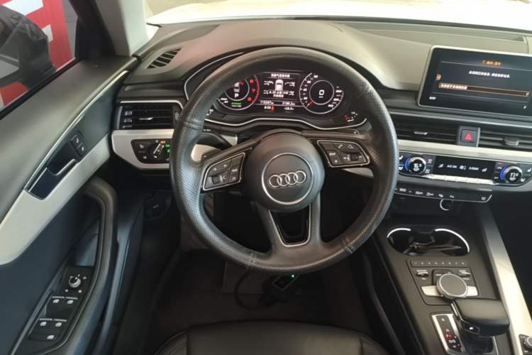 Used Audi A4L 2019 40 TFSI Fashion Edition China VI Emission Standard Steering Wheel