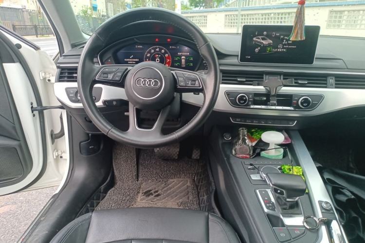 Used Audi A4L 2019 40 TFSI Fashion Edition China VI Emission Standard Steering Wheel