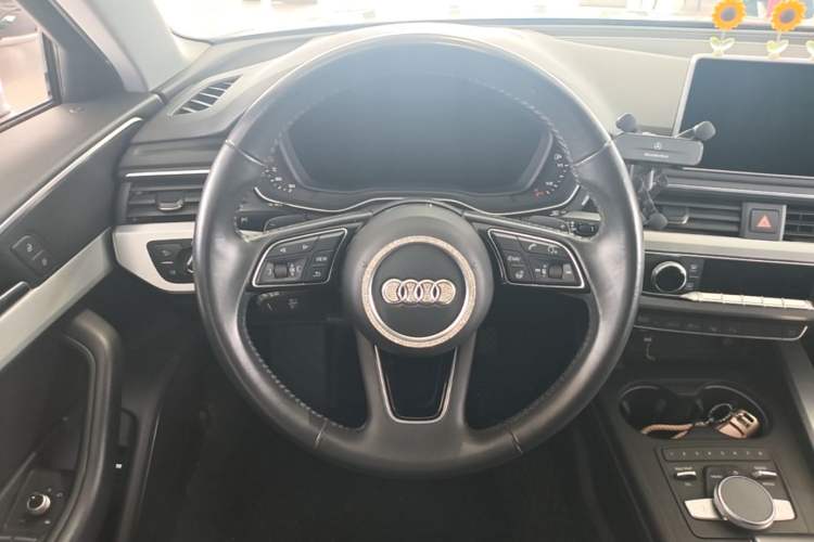 Used Audi A4L 2019 40 TFSI Fashion Edition China VI Emission Standard Steering Wheel