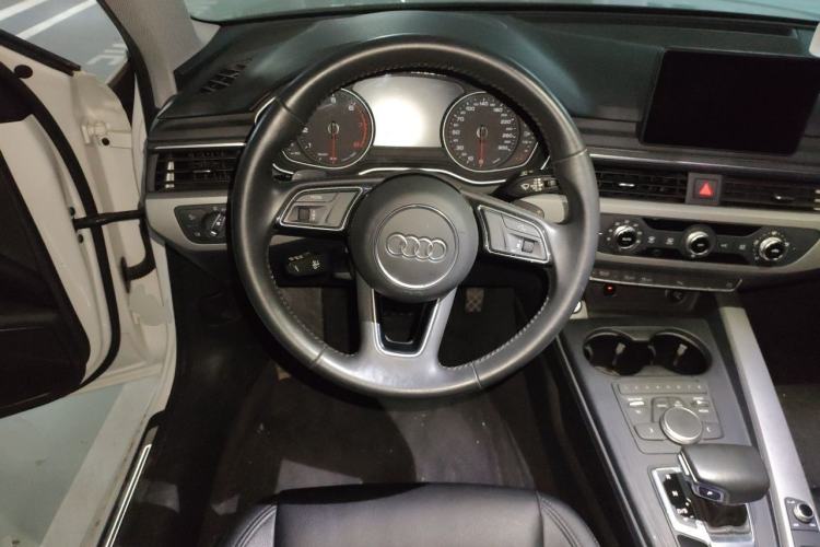 Used Audi A4L 2019 40 TFSI Ambition China VI Steering Wheel