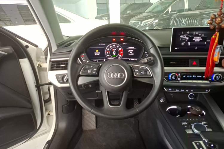 Used Audi A4L 2019 40 TFSI Fashion Edition China VI Emission Standard Steering Wheel