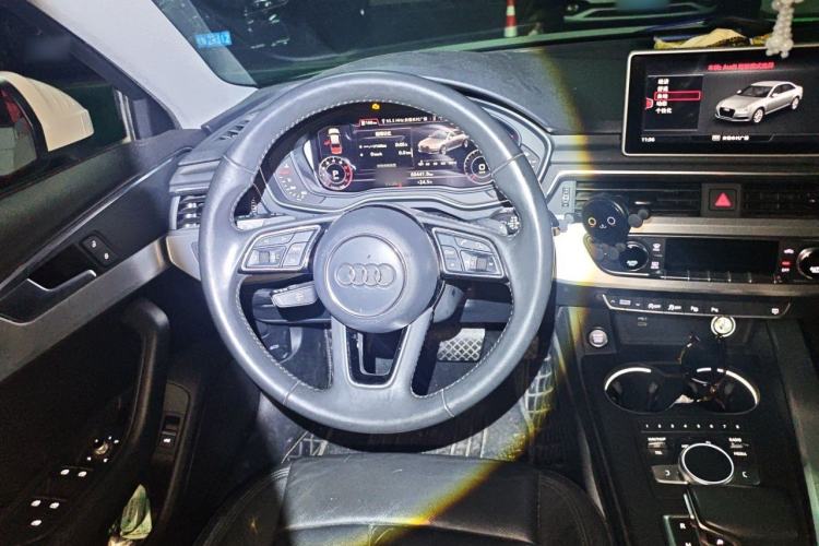 Used Audi A4L 2019 40 TFSI Fashion Edition China VI Emission Standard Steering Wheel