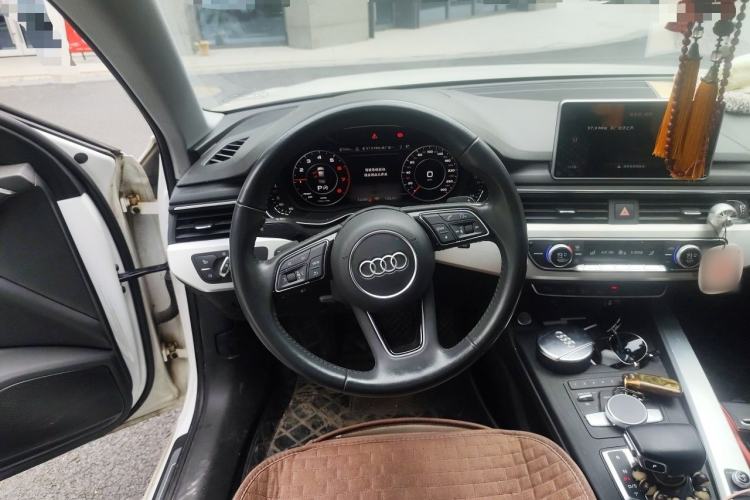 Used Audi A4L 2019 40 TFSI Fashion Edition China VI Emission Standard Steering Wheel