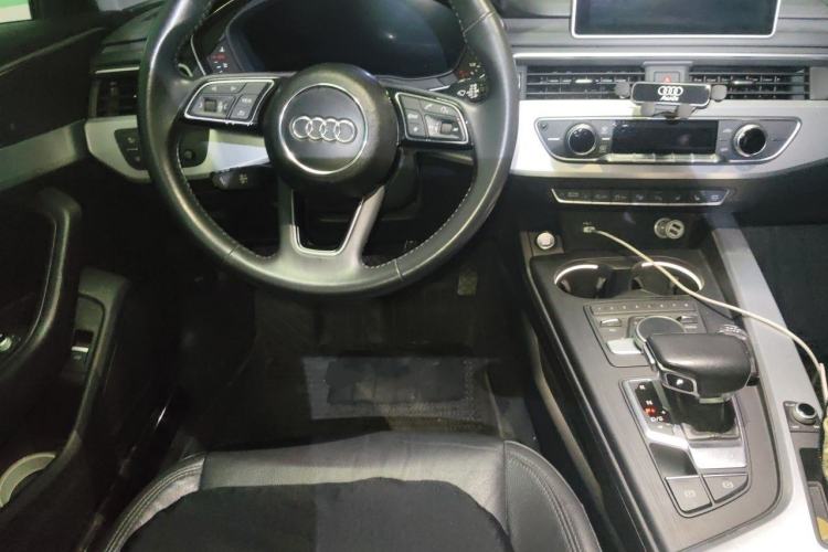 Used Audi A4L 2019 40 TFSI Fashion Edition China VI Emission Standard Steering Wheel