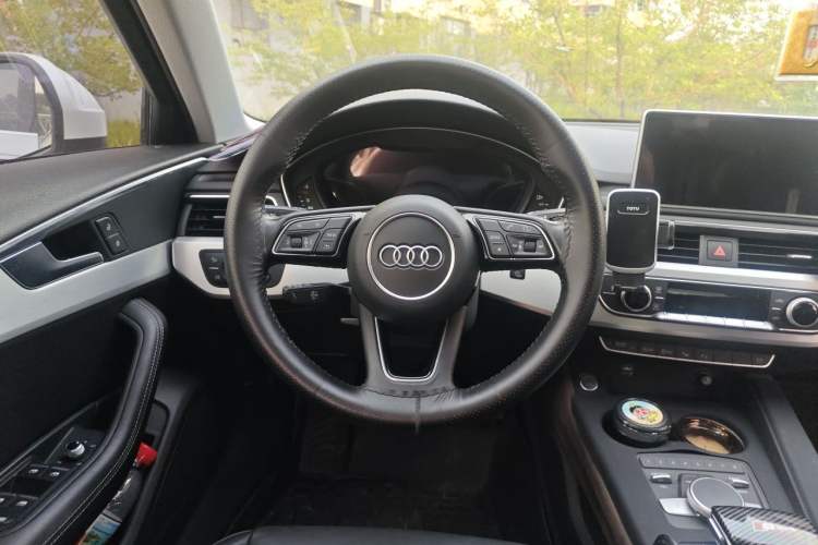Used Audi A4L 2019 40 TFSI Fashion Edition China VI Emission Standard Steering Wheel