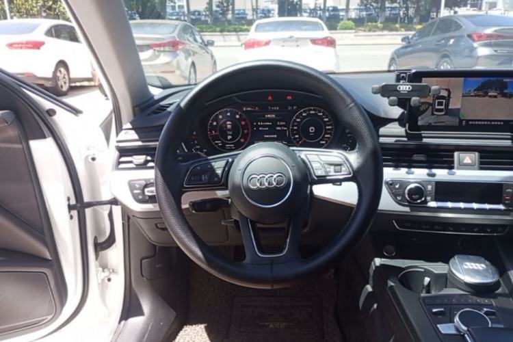 Used Audi A4L 2019 40 TFSI Fashion Edition China VI Emission Standard Steering Wheel