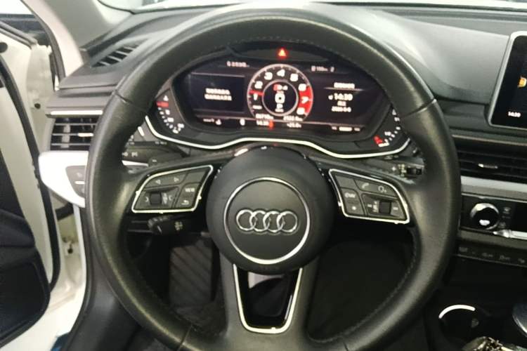Used Audi A4L 2019 40 TFSI Fashion Edition China VI Emission Standard Steering Wheel