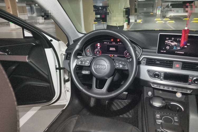 Used Audi A4L 2019 40 TFSI Fashion Edition China VI Emission Standard Steering Wheel