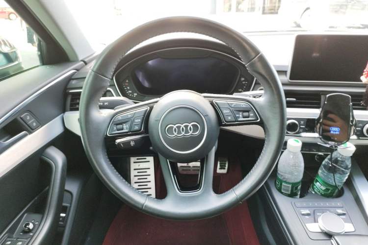 Used Audi A4L 2019 40 TFSI Fashion Edition China VI Emission Standard Steering Wheel
