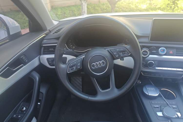 Used Audi A4L 2019 40 TFSI Fashion Version China V Steering Wheel