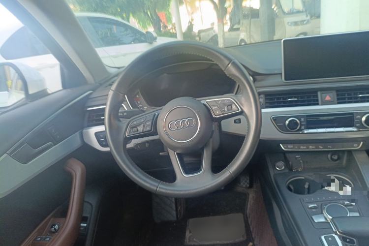 Used Audi A4L 2019 40 TFSI Fashion Edition China VI Emission Standard Steering Wheel
