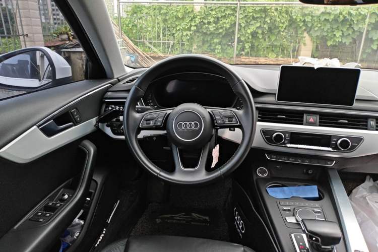 Used Audi A4L 2019 40 TFSI Fashion Edition China VI Emission Standard Steering Wheel
