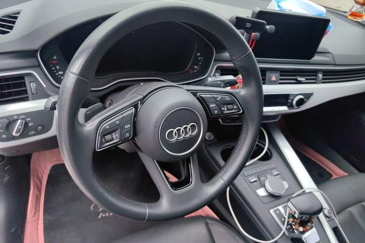 Used Audi A4L 2019 40 TFSI Fashion Edition China VI Emission Standard Steering Wheel