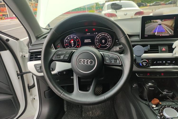 Used Audi A4L 2019 40 TFSI Fashion Edition China VI Emission Standard Steering Wheel