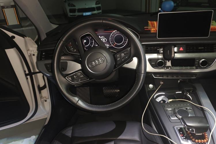 Used Audi A4L 2019 40 TFSI Fashion Edition China VI Emission Standard Steering Wheel