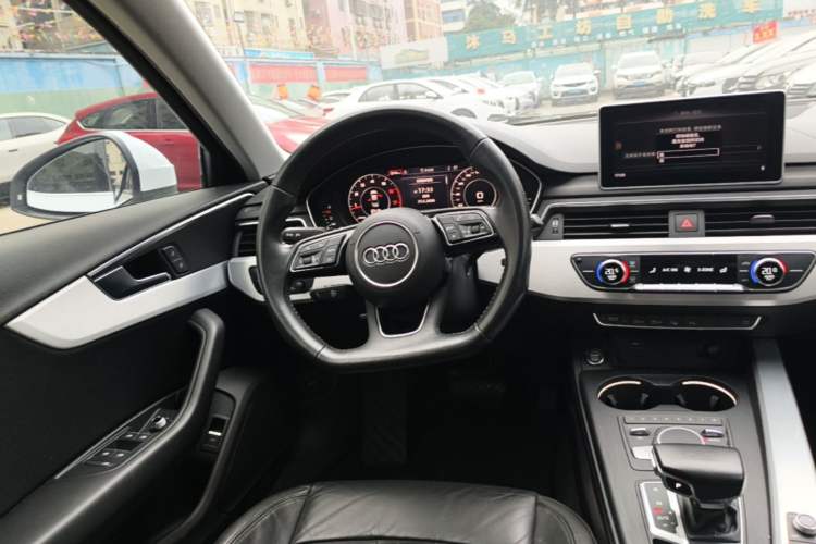 Used Audi A4L 2019 40 TFSI Fashion Edition China VI Emission Standard Steering Wheel