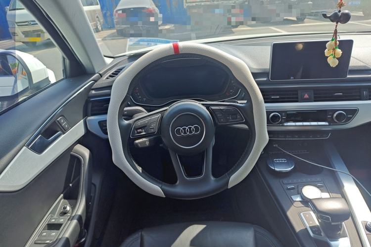 Used Audi A4L 2019 40 TFSI Fashion Edition China VI Emission Standard Steering Wheel
