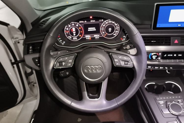 Used Audi A4L 2019 40 TFSI Fashion Edition China VI Emission Standard Steering Wheel