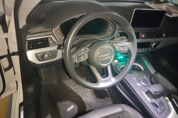 Used Audi A4L 2019 40 TFSI Fashion Edition China VI Emission Standard Steering Wheel