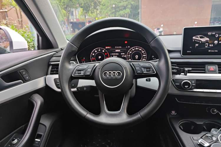 Used Audi A4L 2019 40 TFSI Fashion Edition China VI Emission Standard Steering Wheel