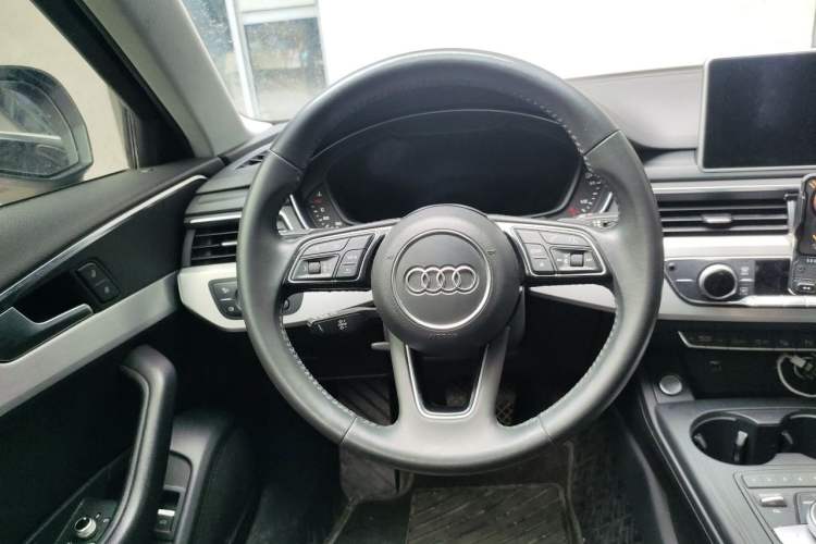 Used Audi A4L 2019 40 TFSI Fashion Edition China VI Emission Standard Steering Wheel