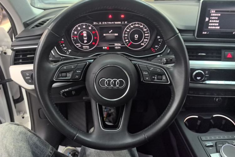 Used Audi A4L 2019 40 TFSI Fashion Edition China VI Emission Standard Steering Wheel