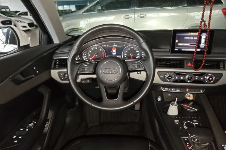 Used Audi A4L 2019 40 TFSI Fashion Edition China VI Emission Standard Steering Wheel