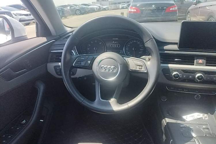 Used Audi A4L 2019 40 TFSI Ambition China VI Steering Wheel
