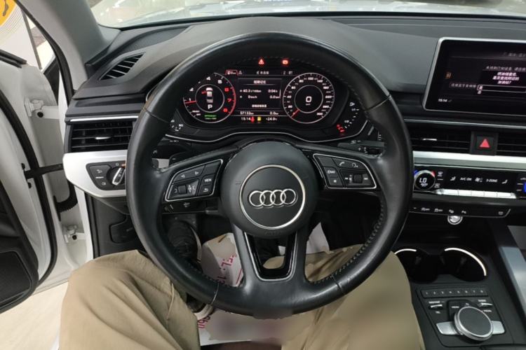 Used Audi A4L 2019 40 TFSI Fashion Edition China VI Emission Standard Steering Wheel