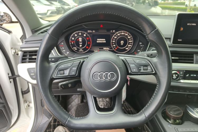 Used Audi A4L 2019 40 TFSI Fashion Edition China VI Emission Standard Steering Wheel