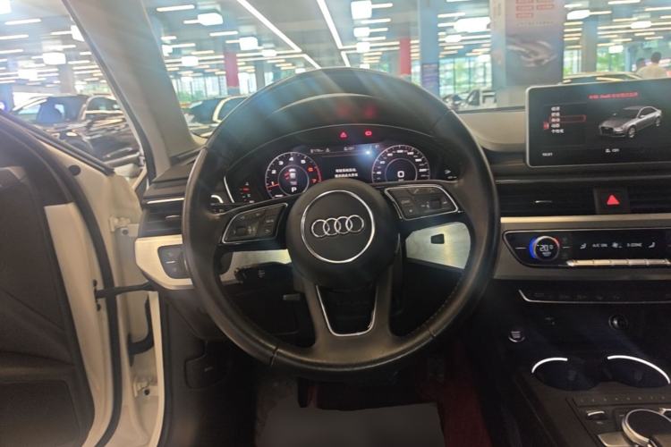 Used Audi A4L 2019 40 TFSI Fashion Edition China VI Emission Standard Steering Wheel