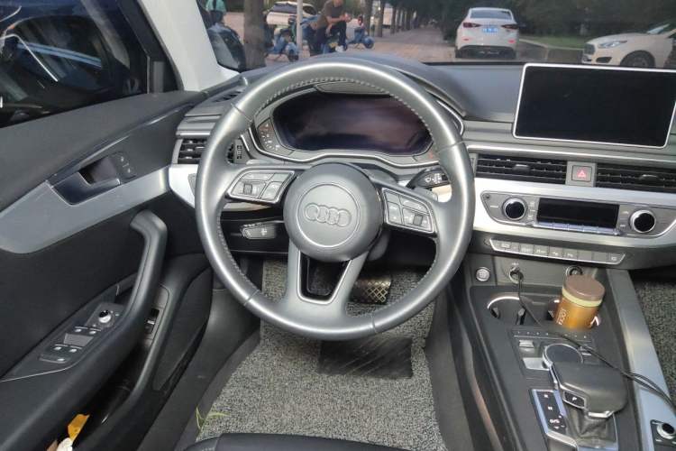 Used Audi A4L 2019 40 TFSI Fashion Edition China VI Emission Standard Steering Wheel