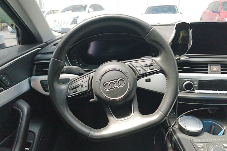 Used Audi A4L 2019 40 TFSI Fashion Edition China VI Emission Standard Steering Wheel
