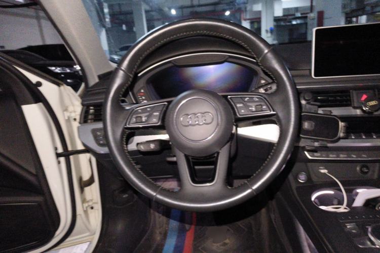 Used Audi A4L 2019 40 TFSI Fashion Edition China VI Emission Standard Steering Wheel