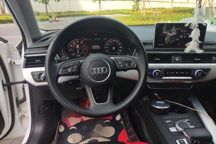Used Audi A4L 2019 40 TFSI Fashion Edition China VI Emission Standard Steering Wheel