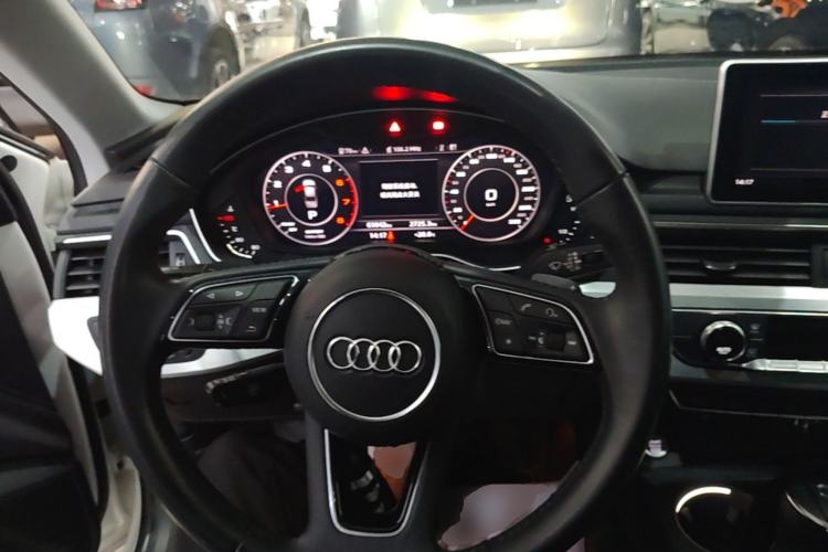 Used Audi A4L 2019 40 TFSI Fashion Edition China VI Emission Standard Steering Wheel
