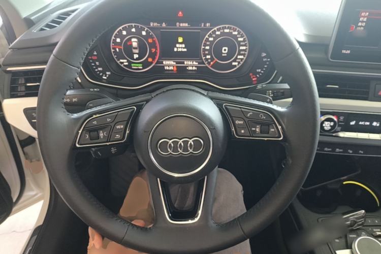 Used Audi A4L 2019 40 TFSI Fashion Edition China VI Emission Standard Steering Wheel