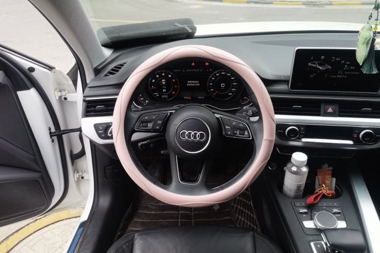 Used Audi A4L 2019 40 TFSI Fashion Edition China VI Emission Standard Steering Wheel