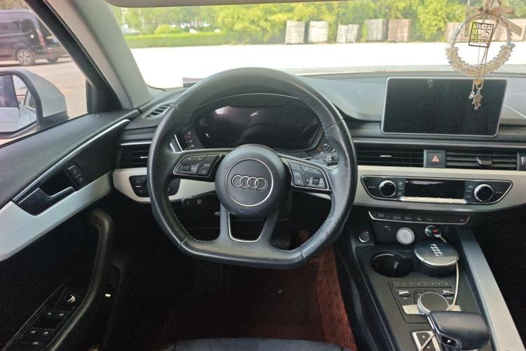 Used Audi A4L 2019 40 TFSI Fashion Edition China VI Emission Standard Steering Wheel