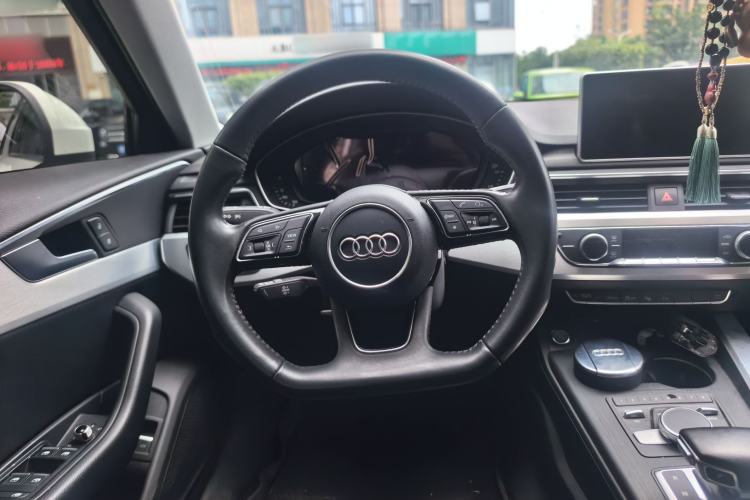 Used Audi A4L 2019 40 TFSI Fashion Edition China VI Emission Standard Steering Wheel