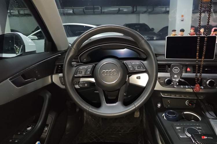 Used Audi A4L 2019 40 TFSI Fashion Edition China VI Emission Standard Steering Wheel