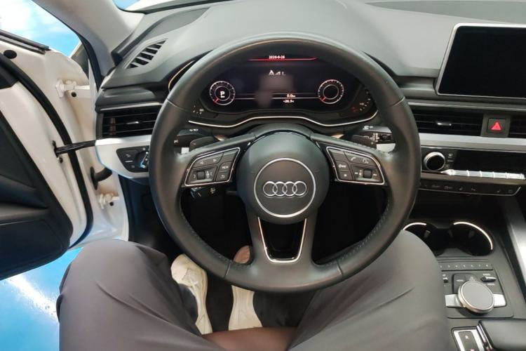 Used Audi A4L 2019 40 TFSI Fashion Edition China VI Emission Standard Steering Wheel