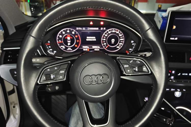Used Audi A4L 2019 40 TFSI Fashion Edition China VI Emission Standard Steering Wheel