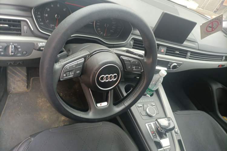 Used Audi A4L 2019 40 TFSI Ambition China VI Steering Wheel