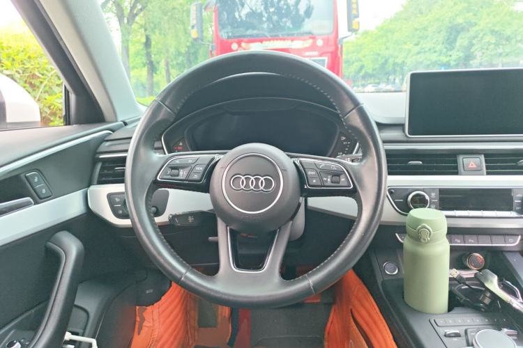 Used Audi A4L 2019 40 TFSI Fashion Edition China VI Emission Standard Steering Wheel