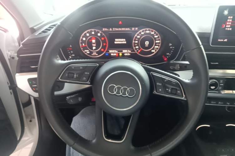 Used Audi A4L 2019 40 TFSI Fashion Edition China VI Emission Standard Steering Wheel