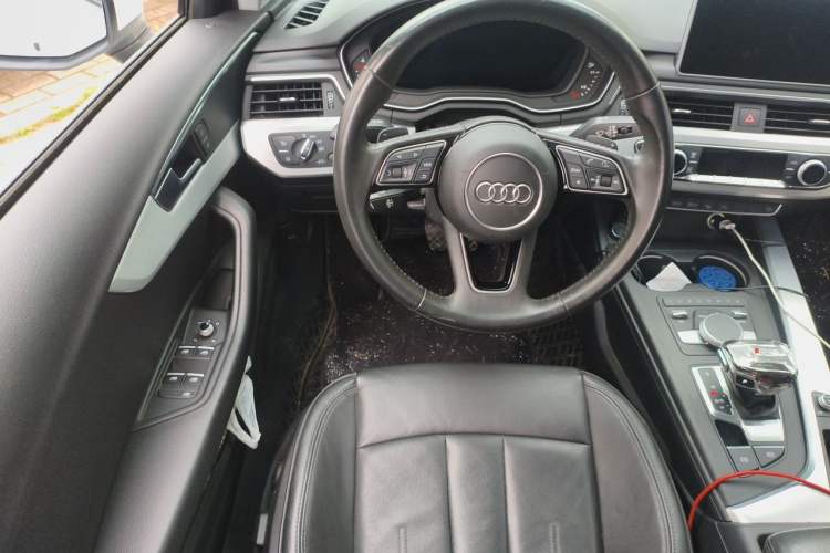 Used Audi A4L 2019 40 TFSI Fashion Edition China VI Emission Standard Steering Wheel