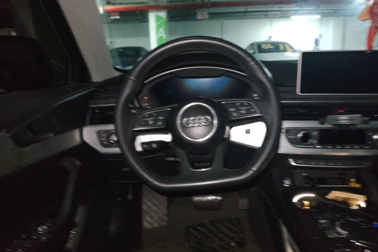 Used Audi A4L 2019 40 TFSI Fashion Edition China VI Emission Standard Steering Wheel