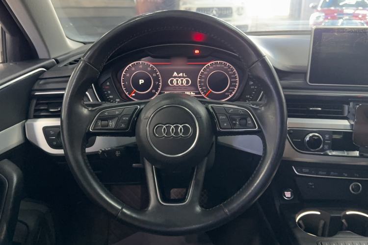 Used Audi A4L 2019 40 TFSI Fashion Edition China VI Emission Standard Steering Wheel