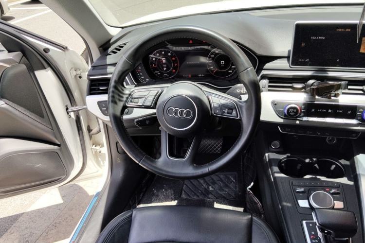 Used Audi A4L 2019 40 TFSI Fashion Edition China VI Emission Standard Steering Wheel